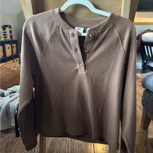 Brown Levi’s Waffle Knit Henley Shirt. Women’s XS.